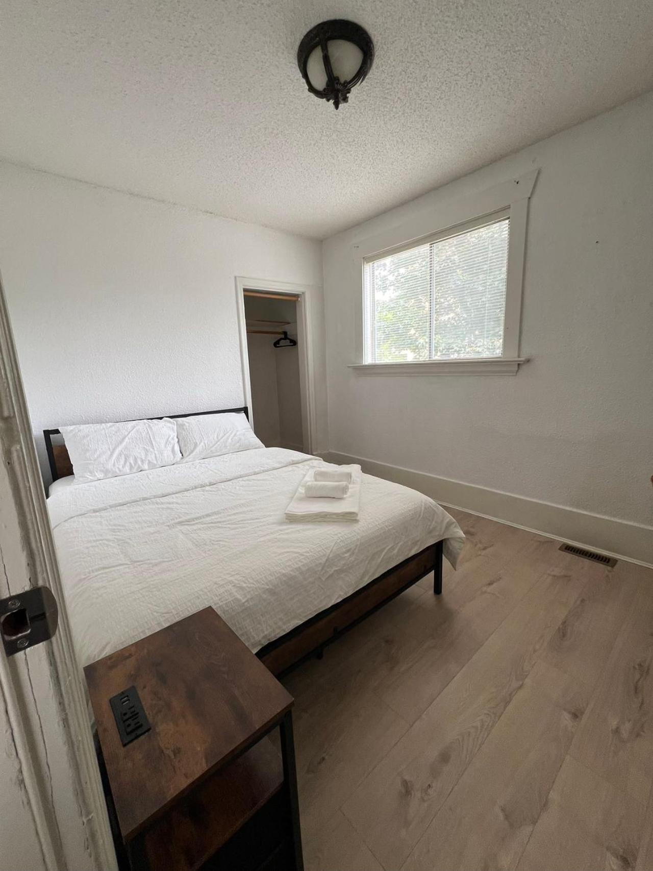Larch House In Vancouver West Exterior photo